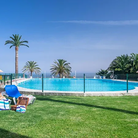Black And White - Boutique With Sea Views * Τορρεμολίνος