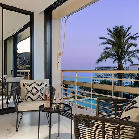 Black And White - Boutique With Sea Views Τορρεμολίνος