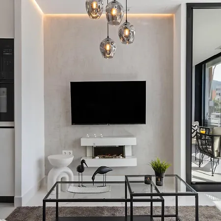 Black And White - Boutique With Sea Views * Τορρεμολίνος