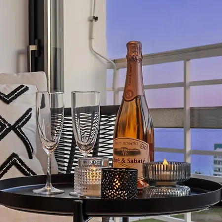 Διαμέρισμα Black And White - Boutique With Sea Views Τορρεμολίνος