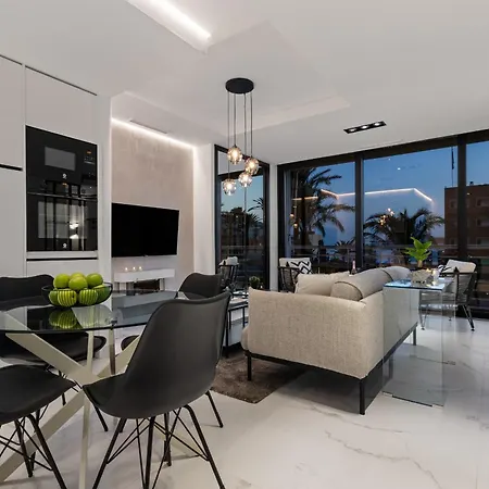 Διαμέρισμα Black And White - Boutique With Sea Views Τορρεμολίνος