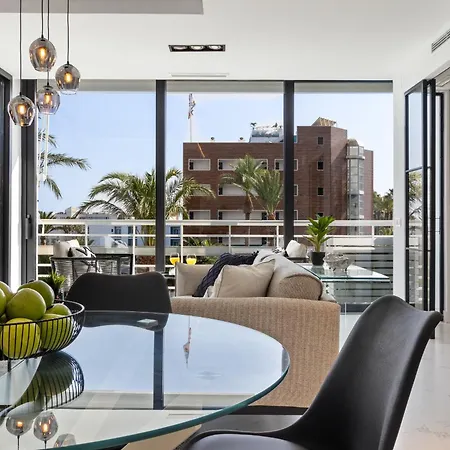 Black And White - Boutique With Sea Views * Τορρεμολίνος